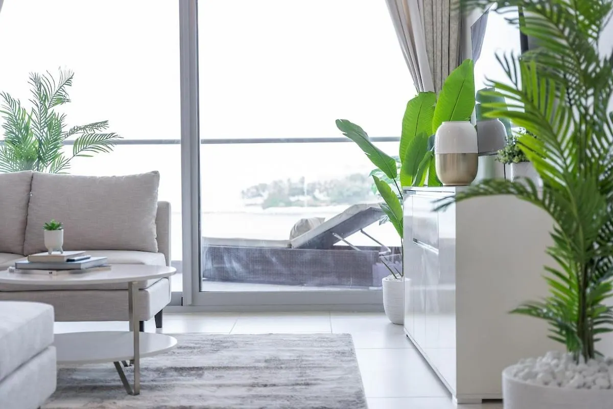 Sleeps 4 With The Palm Beach View Apartment Dubai