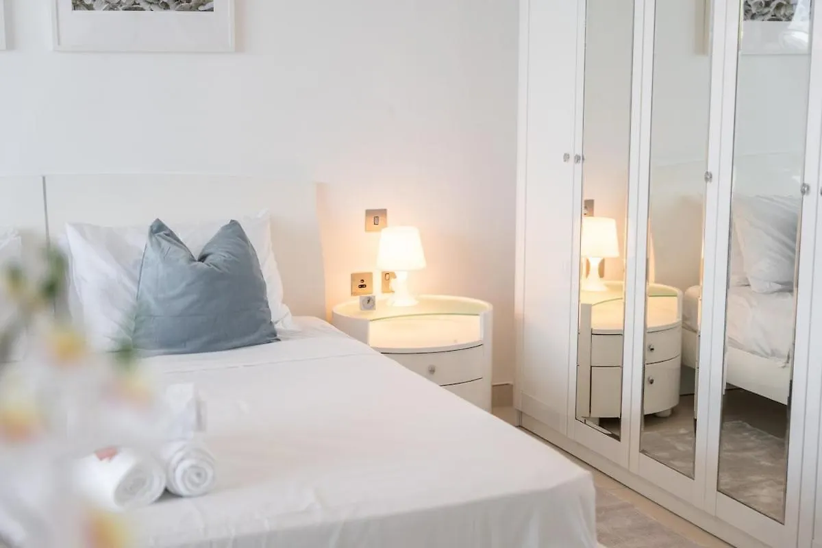 Sleeps 4 With The Palm Beach View Apartment Dubai