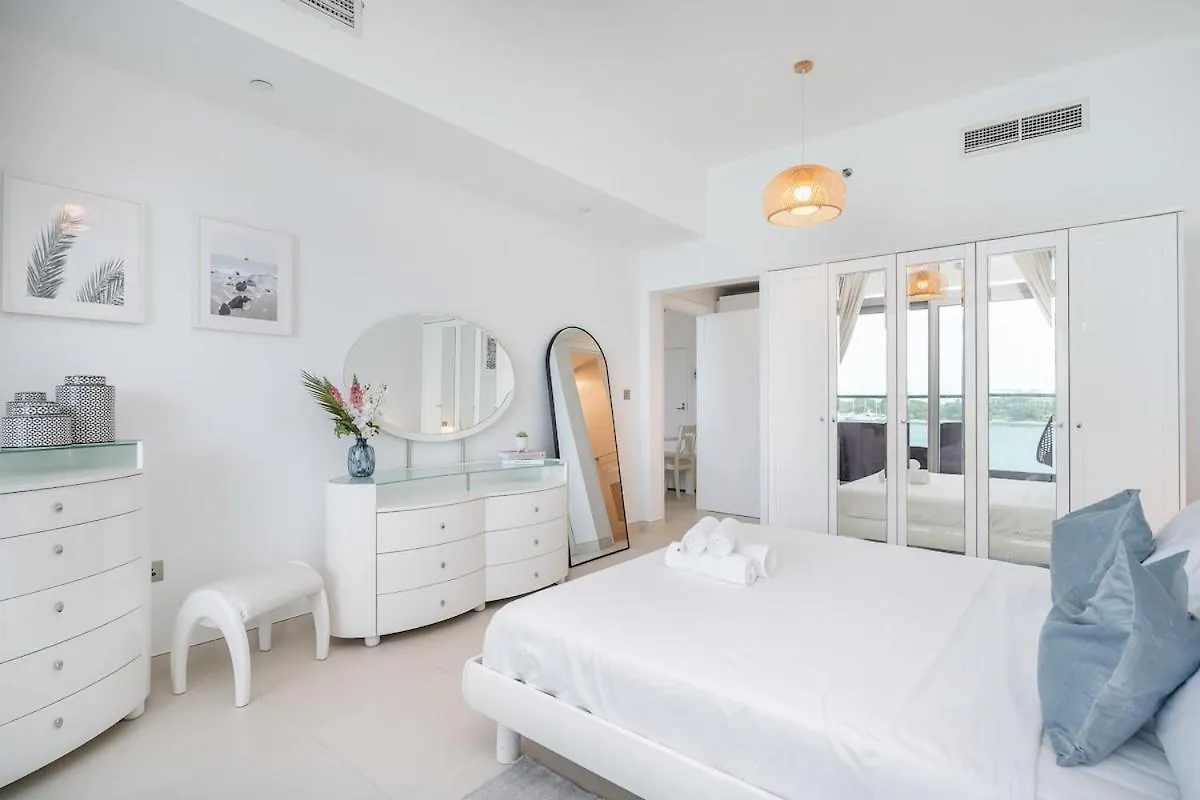 Sleeps 4 With The Palm Beach View Apartment Dubai